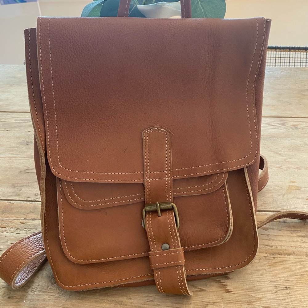 Cuero Papel y Tijera brand leather backpack